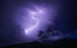 Ein Blitz in der Uratmosphäre, der auf Ton und Wasser trifft, kann zu einer Reaktion der damals vorhandenen Stoffe führen. Dadurch könnten sich später organische Moleküle gebildet haben. 
